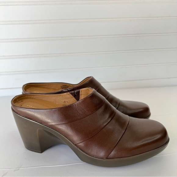 Easy Spirit Women’s  9.5 M Leather Clogs Slip On Mules Brown Heels New - Picture 2 of 9